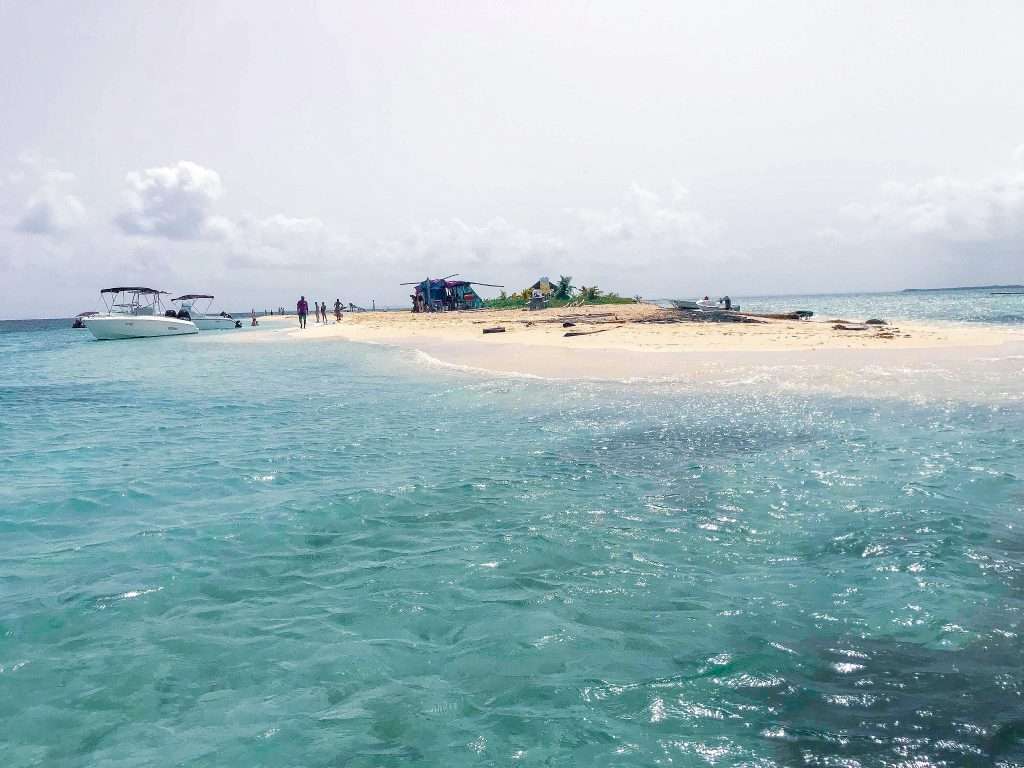 Vue sur l'îlot du Grand Cul de Sac Marin depuis le bateau