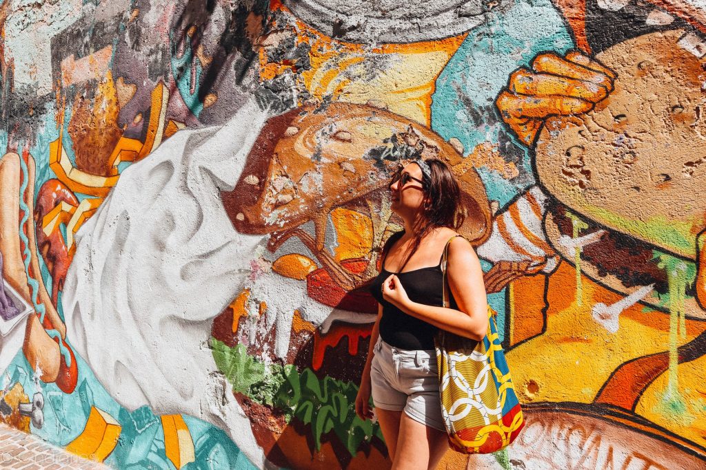 Moi devant du street-art dans le quartier du Panier à Marseille