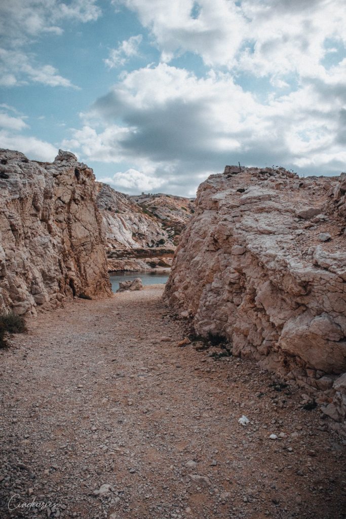 Petit chemin menant à la calanque du Morgiret sur l'île du Frioul