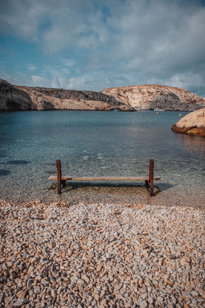 Banc sur la plage, îles du Frioul