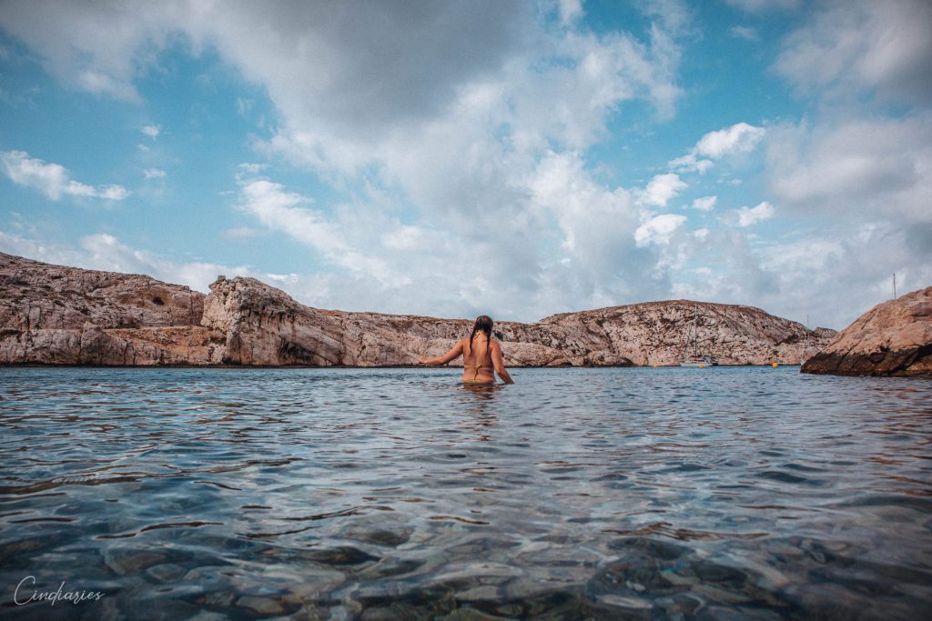 moi en train de me baigner sur les îles du Frioul