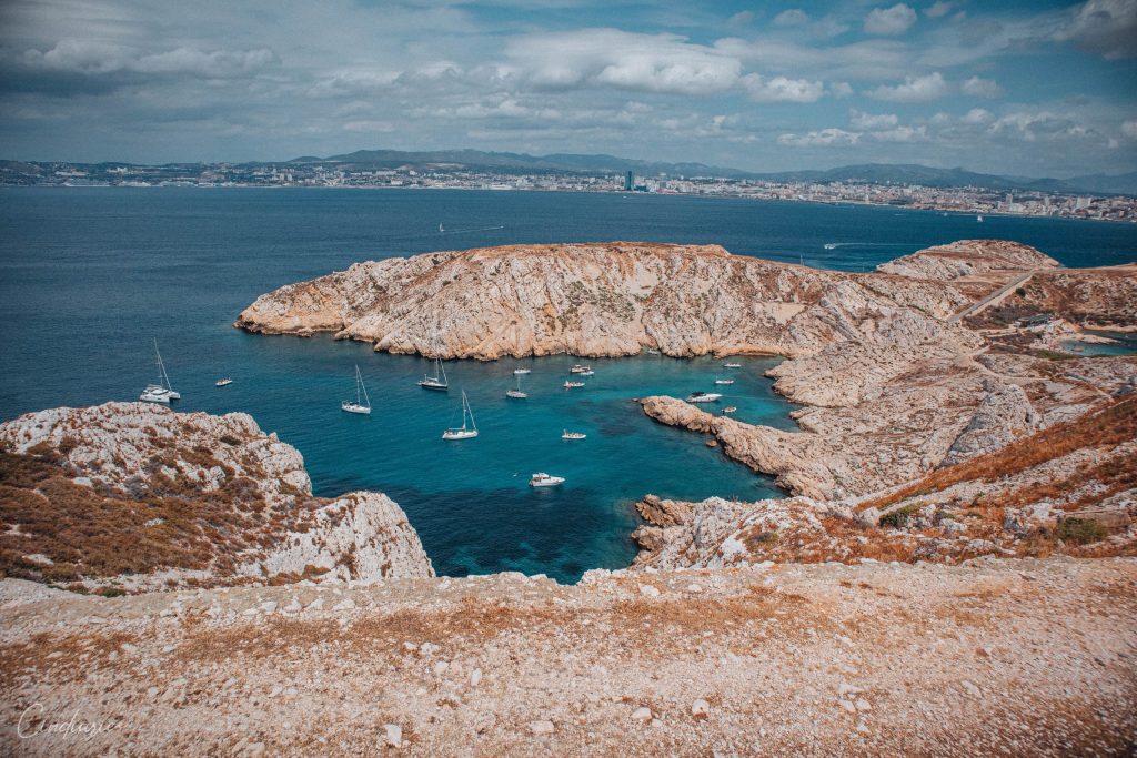 Vue sur la calanque de l'Éoube et Marseille en fond depuis l'île du Frioul