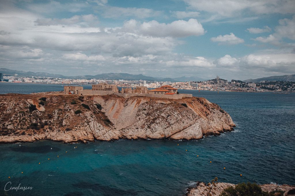 vue de l'hôpital Caroline et de la ville de Marseille depuis l'île du Frioul