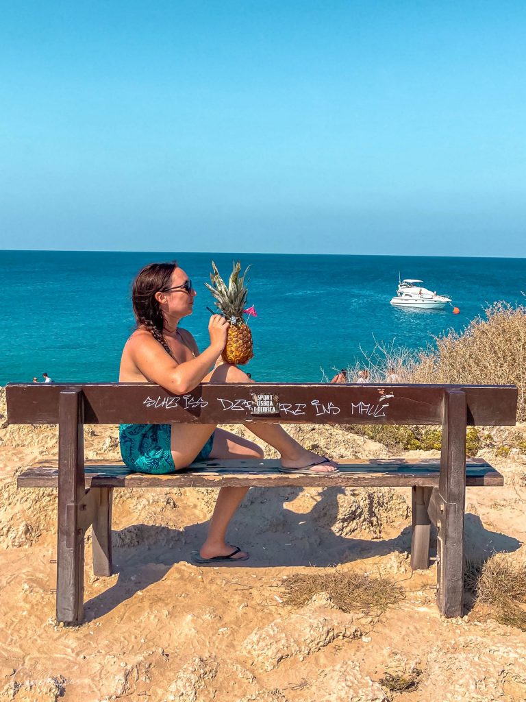 en train de boire un cocktail ananas au Capo Greco, Chypre