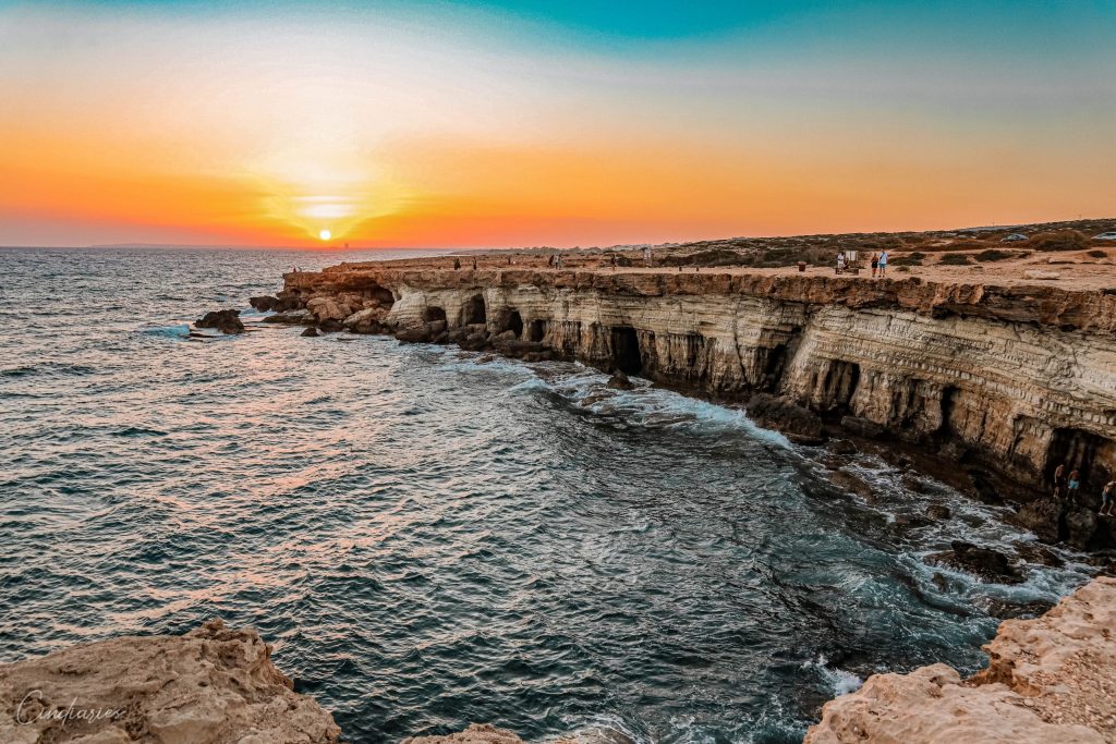 Coucher de soleil sur les Sea Caves à Chypre