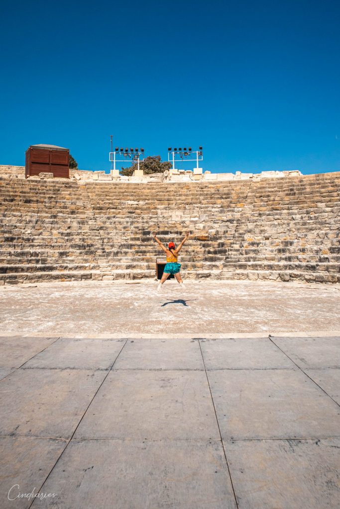 moi en train de sauter devant le théâtre antique de Kourion à Chypre