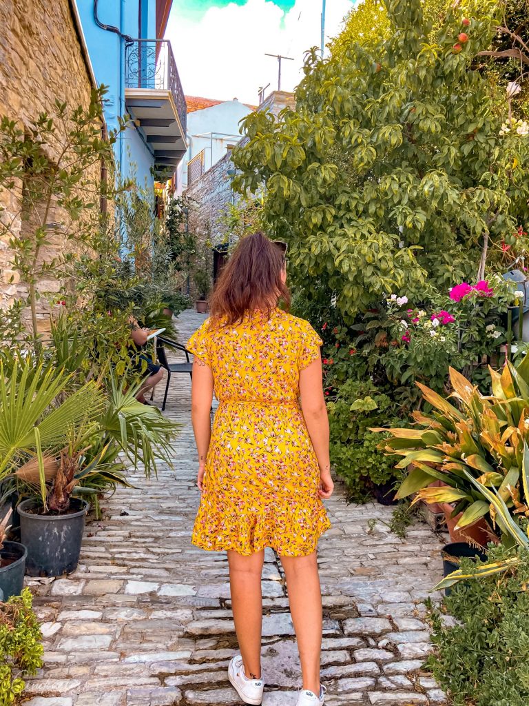 moi dans une petite ruelle de Lefkara à Chypre