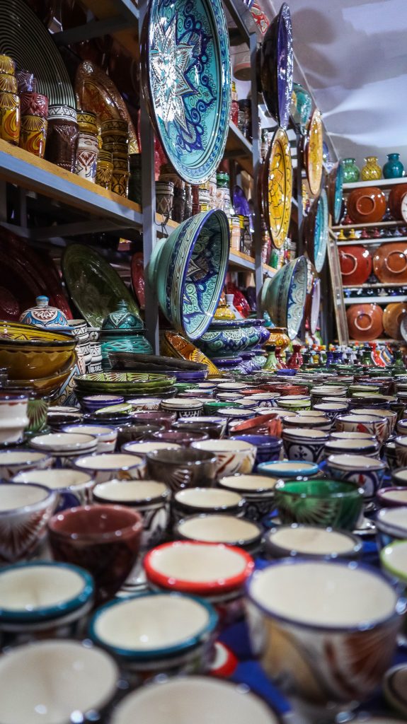 tasses et verres colorés