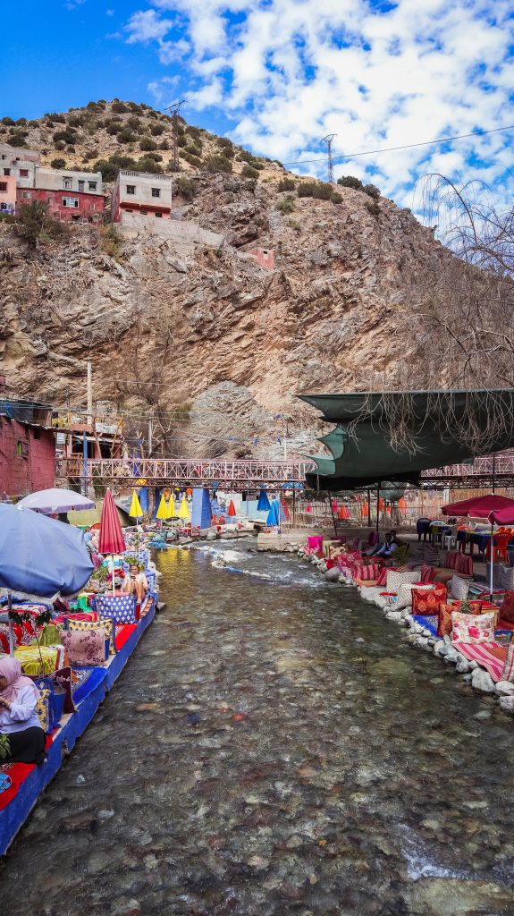 restaurants colorés de chaque côté de la rivière dans la Vallée de l'Ourika
