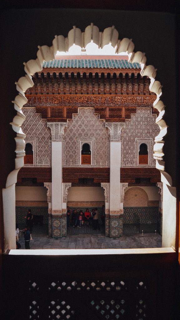 fenêtre sur patio de la Médersa Ben Youssef