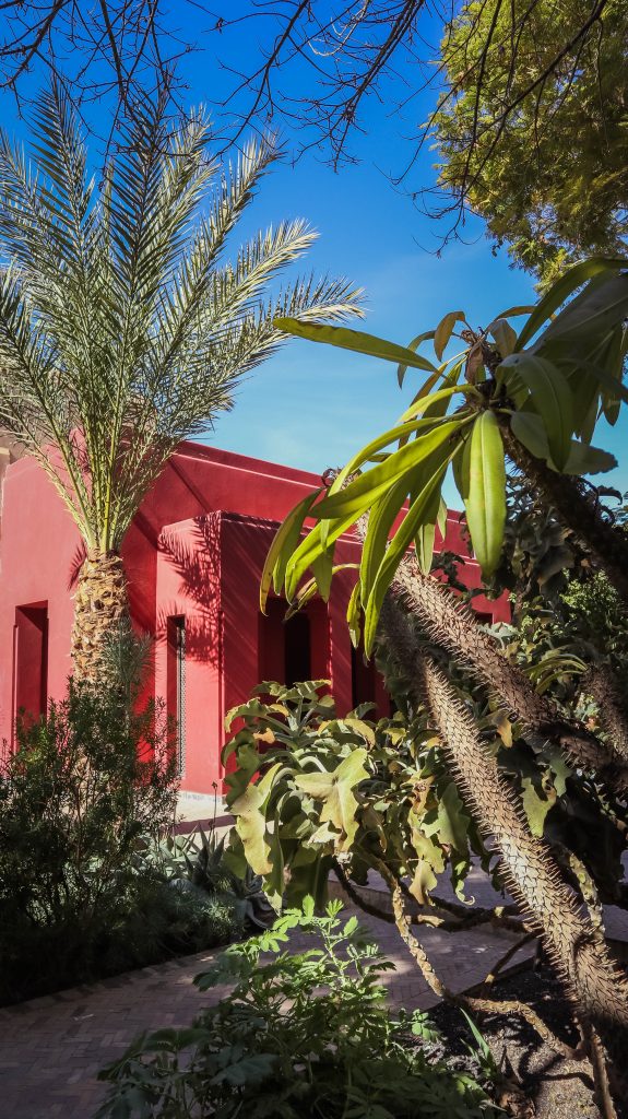 maison rose dans le jardin secret