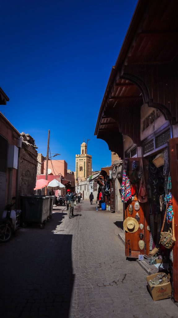 rue de la Medina avec mosquée au fond