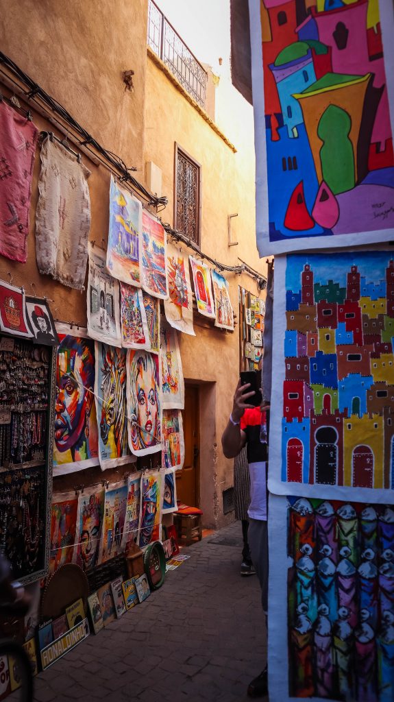 peintures accrochées sur la rue