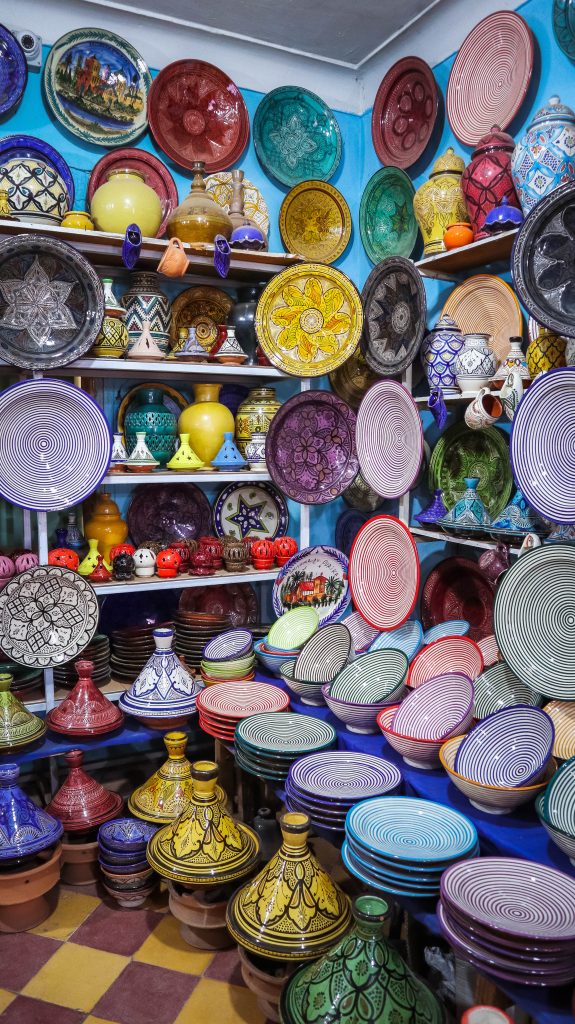 Assiettes et tajines colorées avec motifs