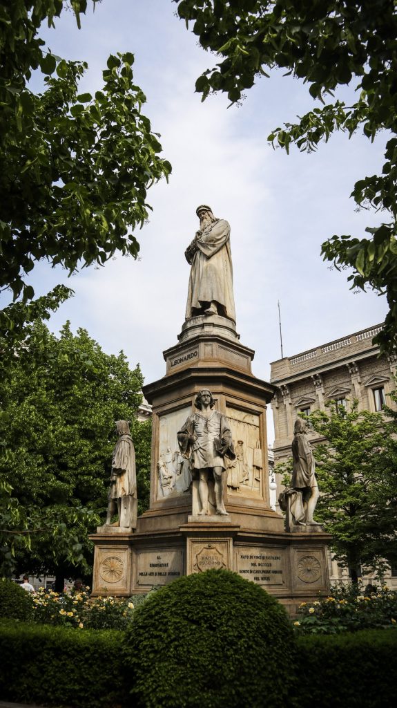 Statue Léonard de Vinci, Piazza della Scala, Milan