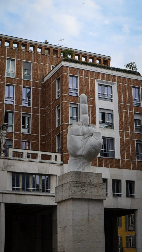 Oeuvre L.O.V.E. Piazza degli Affari, Milan
