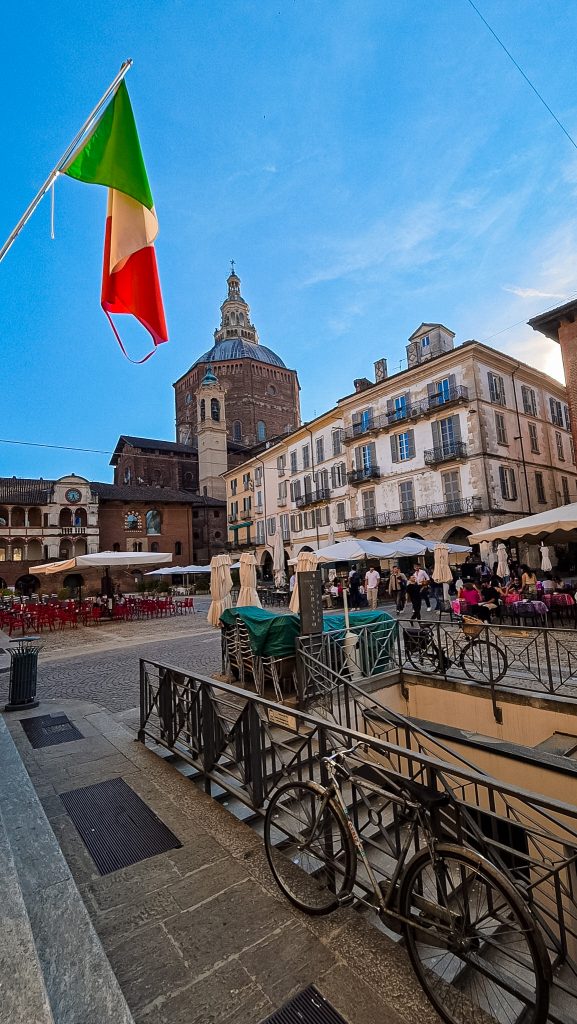 Piazza della Vittoria, Dumo de Pavia et drapeau Italien
