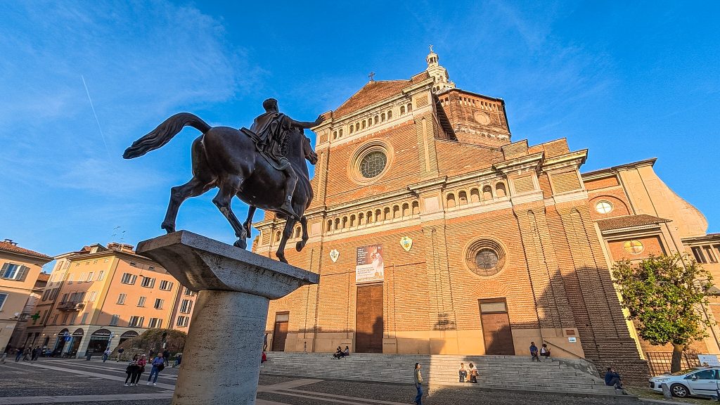 Façade du Duomo de Pavia avec la Statua del Regisole au premier plan, Lombardie