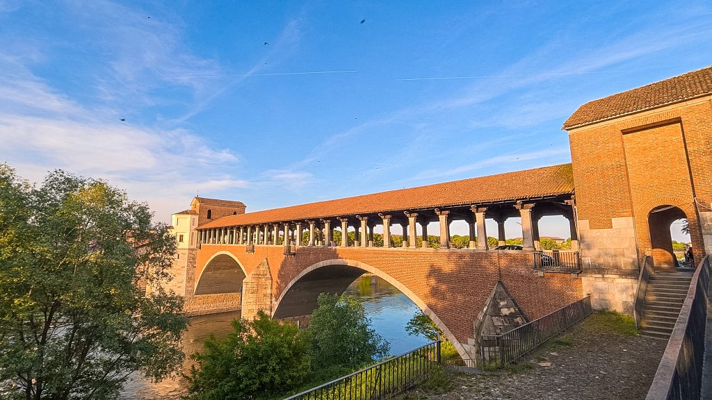 Vue du Ponte Coperto, pont couvert médiéval sur le Tessin à Pavia, Italie