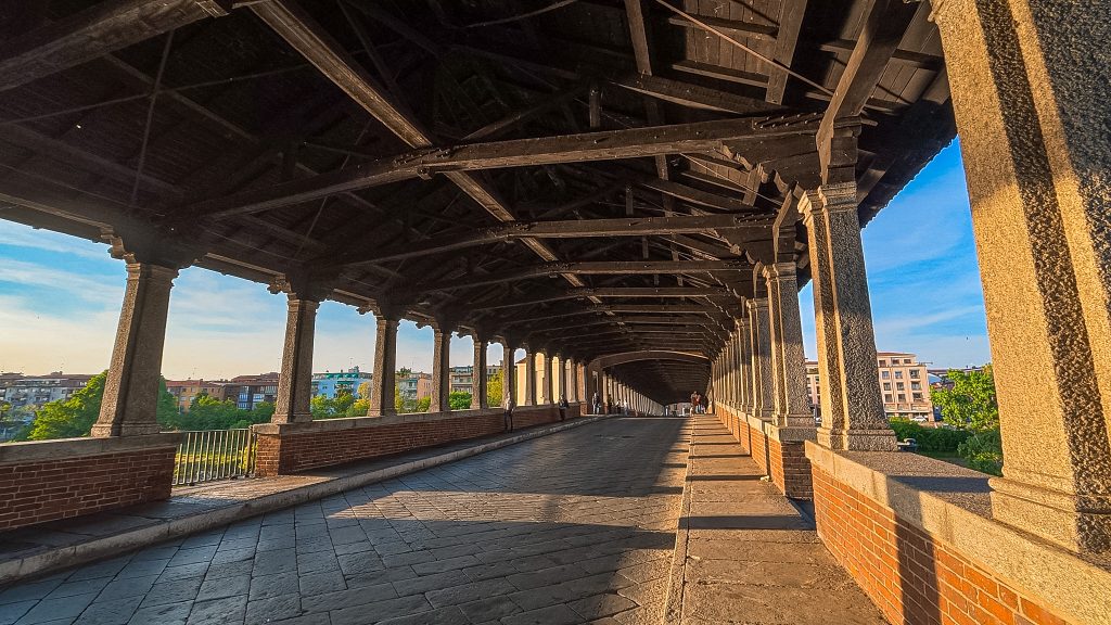 Sous le Ponte Coperto, pont couvert médiéval sur le Tessin à Pavia, Italie