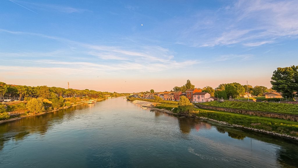 Vue sur le fleuve Tessin à Pavia avec le Ponte Coperto en arrière-plan, Italie