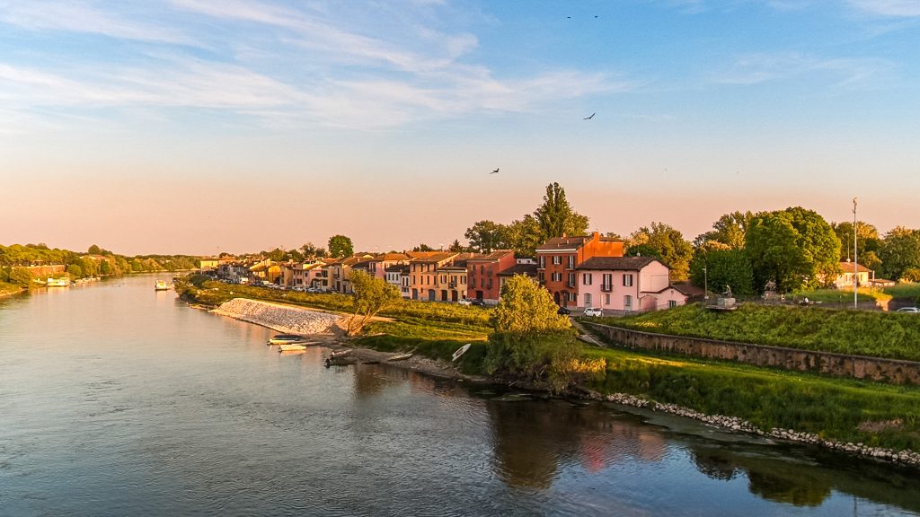 Vue sur le quartier Borgo Ticino à Pavia, quartier populaire au bord du fleuve