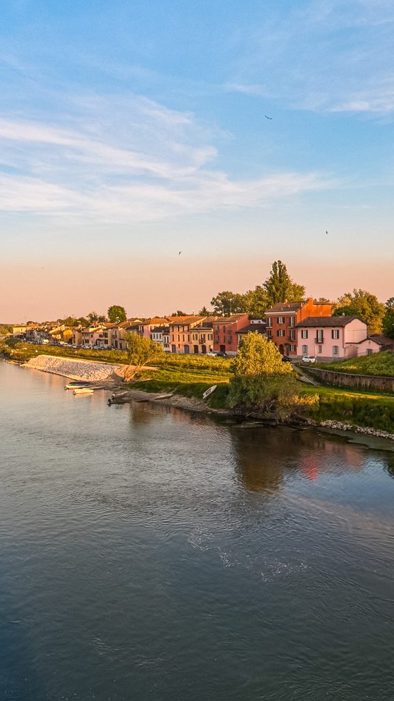 Vue sur le quartier Borgo Ticino à Pavia, quartier populaire au bord du fleuve