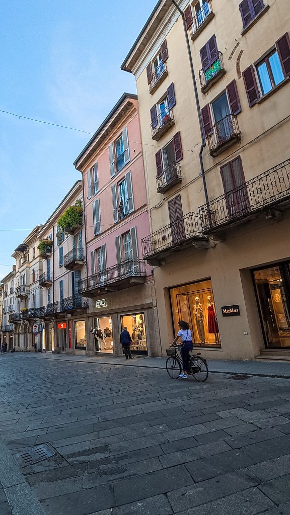 La Strada Nuova, axe principal du centre historique de Pavia, Lombardie