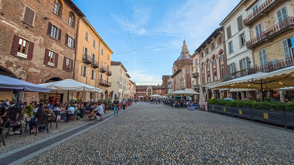 Piazza della Vittoria de Pavia avec ses arcades et terrasses médiévales, Italie