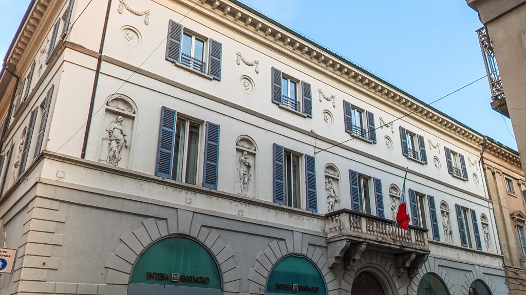 Façade historique de bâtiment de la Strada Nuova à Pavia