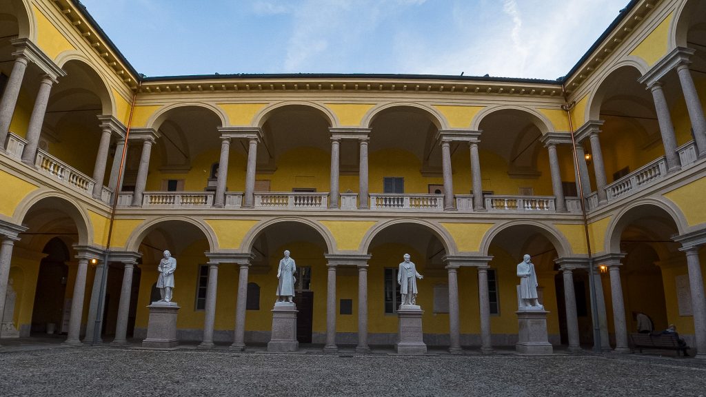 Cour intérieure de l'Université de Pavia, fondée en 1361, Lombardie Italie
