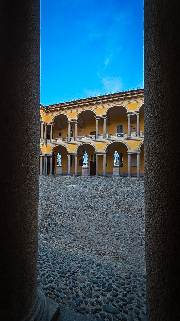 Cour intérieure de l'Université de Pavia, fondée en 1361, Lombardie Italie