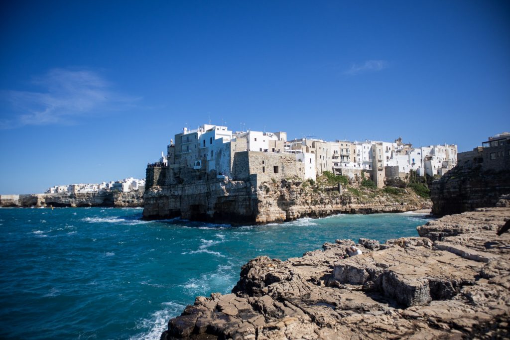 vue de Polignano a Mare depuis Pietra Piatta, ce gros rocher au bord de mer, parfait pour admirer la côte et prendre des photos.