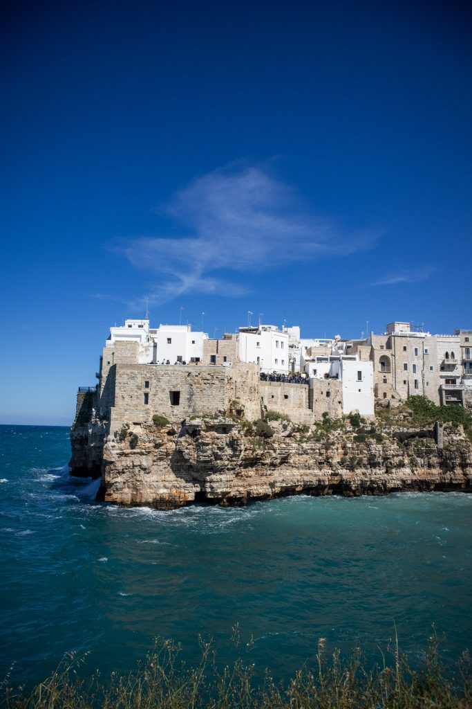 vue de la ville de Polignano a Mare depuis Pietra Piatta, dans les Pouilles en Italie