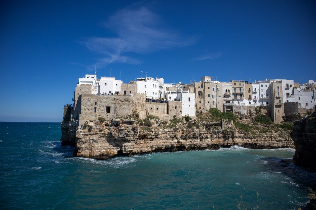 vue de la ville de Polignano a Mare depuis Pietra Piatta, dans les Pouilles en Italie