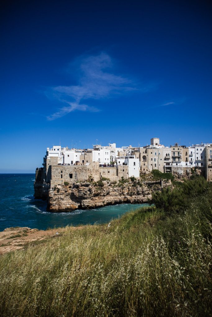 La ville de Polignano a Mare au dessus des falaises