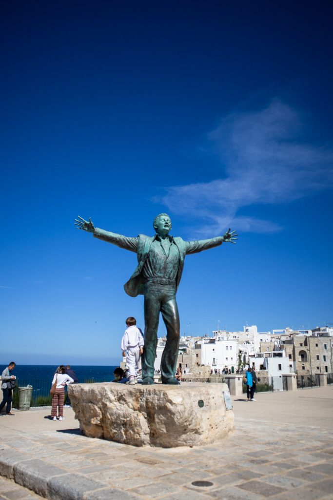 La statue de Domenico Modugno, l’artiste et chanteur célèbre pour sa chanson « Nel blu dipinto di blu, Volare » qui vient de la ville de Polignano a Mare.