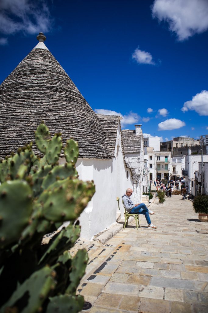 rue passante dans le quartier de Rione Monti à Alberobello, dans les Pouilles.