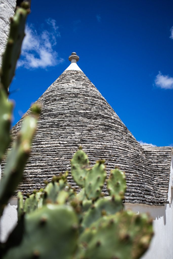 toit d'un trullo à Alberobello dans les Pouilles en Italie