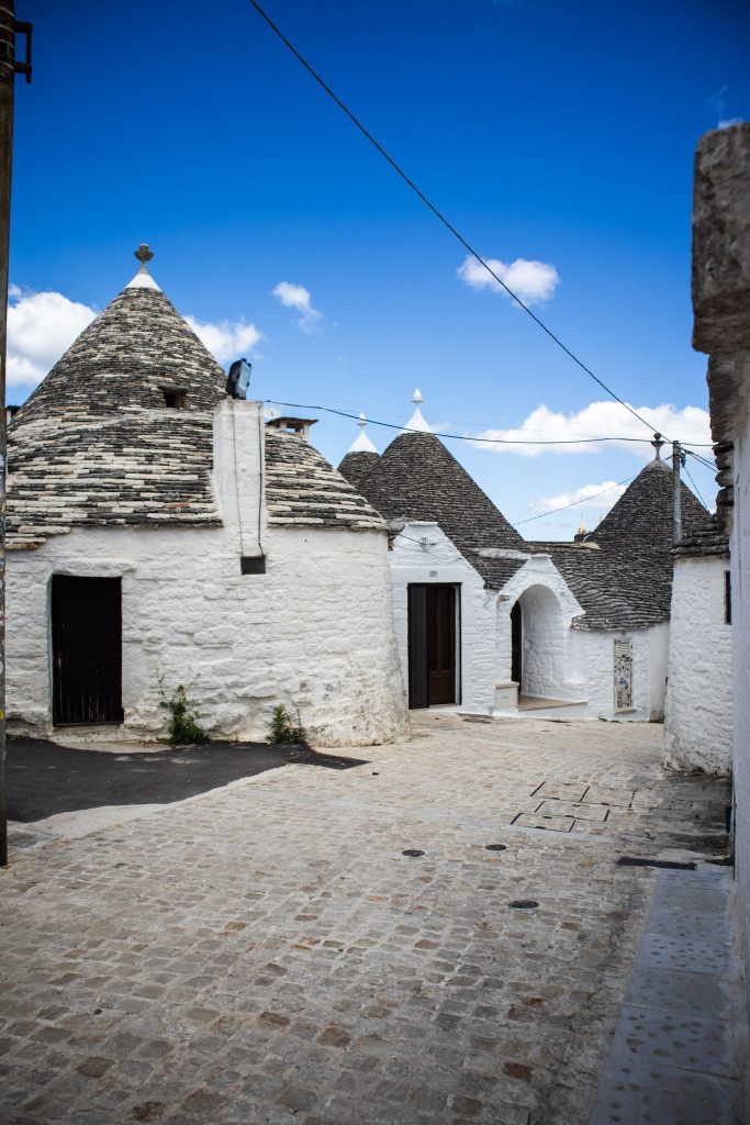 rue de trulli à Alberobello dans les Pouilles en Italie