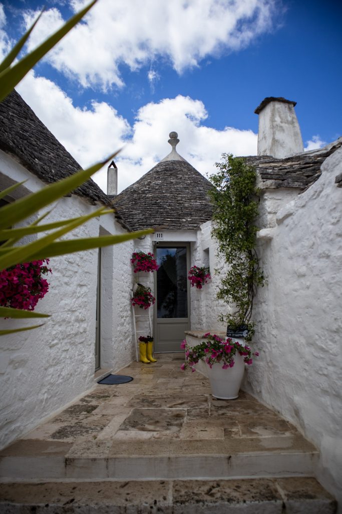 joli trullo décoré à Alberobello dans les Pouilles
