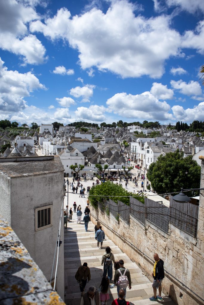 vue du village de trulli d'Alberobello dans les Pouilles en Italie