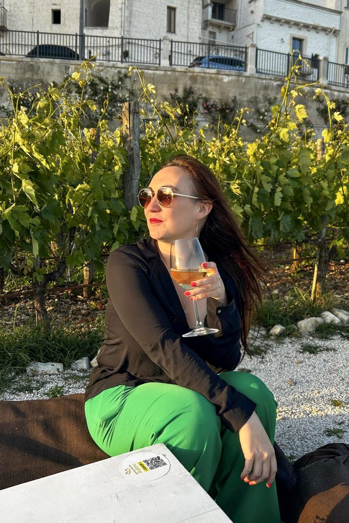degustation de vin au milieu des vignes au coucher du soleil chez Sirose, Azienda Agricola Bufano, Locorotondo, Pouilles, Italie