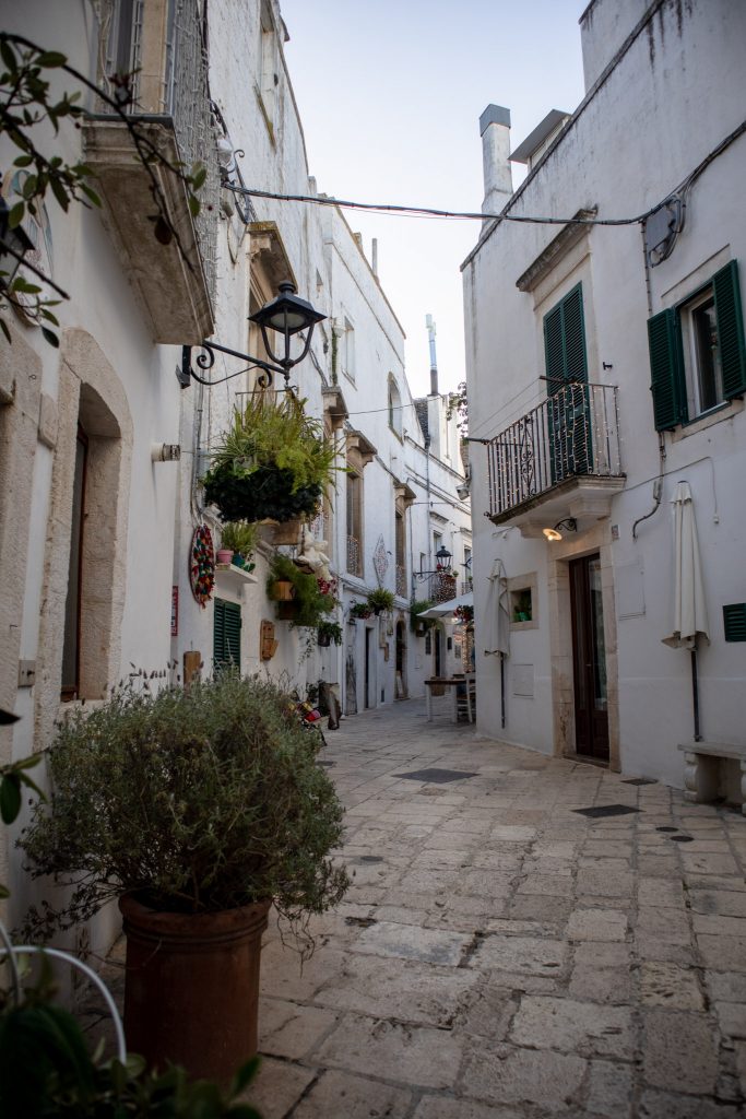 ruelle blanche du centre historique de Locorotondo, Pouilles, Italie