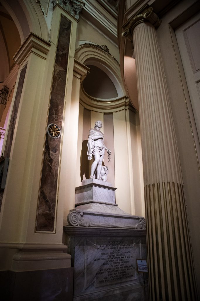 statue dans l’église mère San Giorgio de Locorotondo, Pouilles, Italie