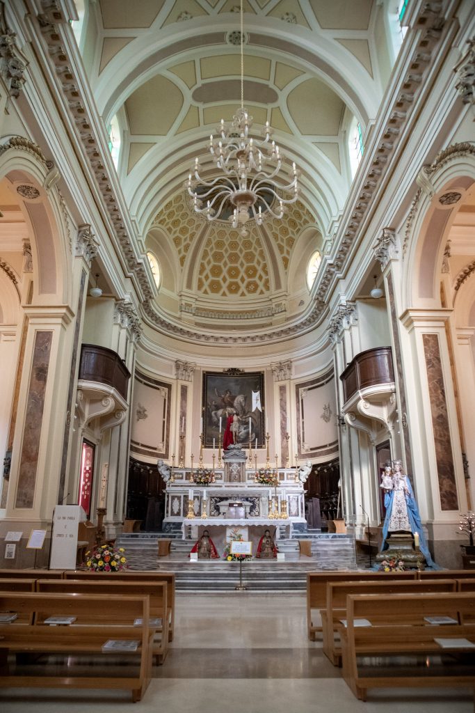 intérieur de l’église mère San Giorgio de Locorotondo, Pouilles, Italie