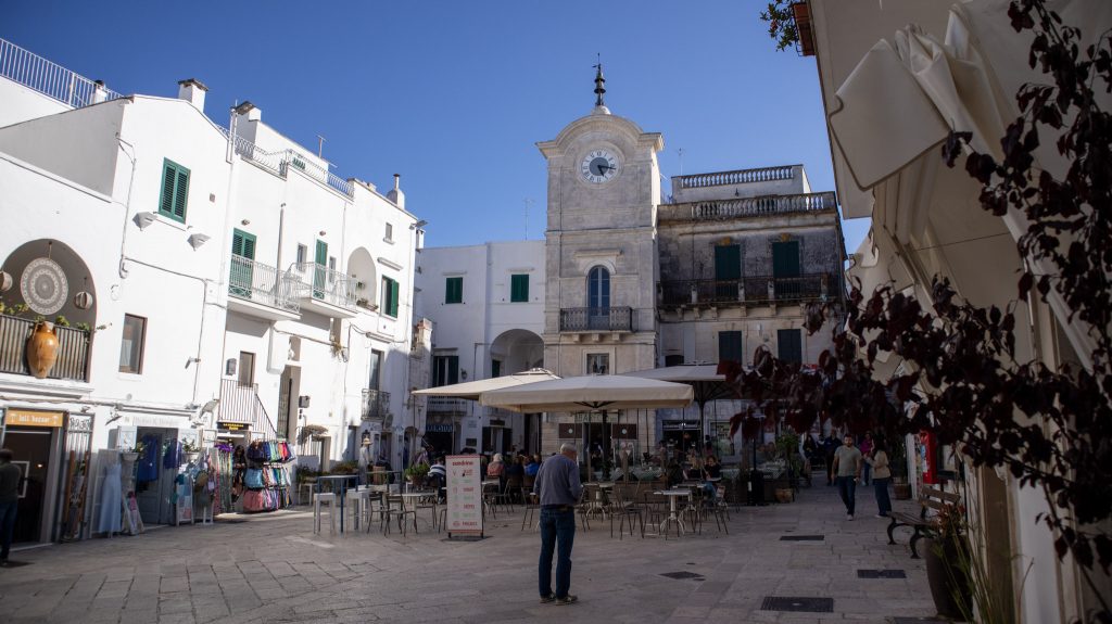 Piazza Vittorio Emanuele III, Cisterino, Pouilles, Italie
