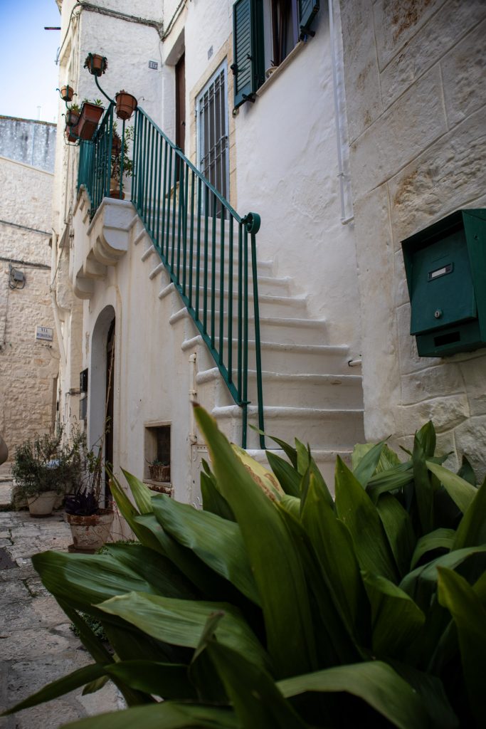 ruelle blanche du village de Cisternino dans les Pouilles en Italie