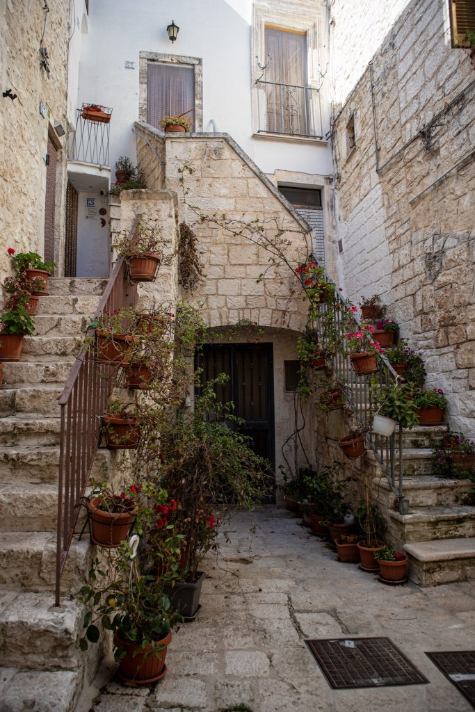 façade fleurie du centre historique de Cisternino dans les Pouilles en Italie