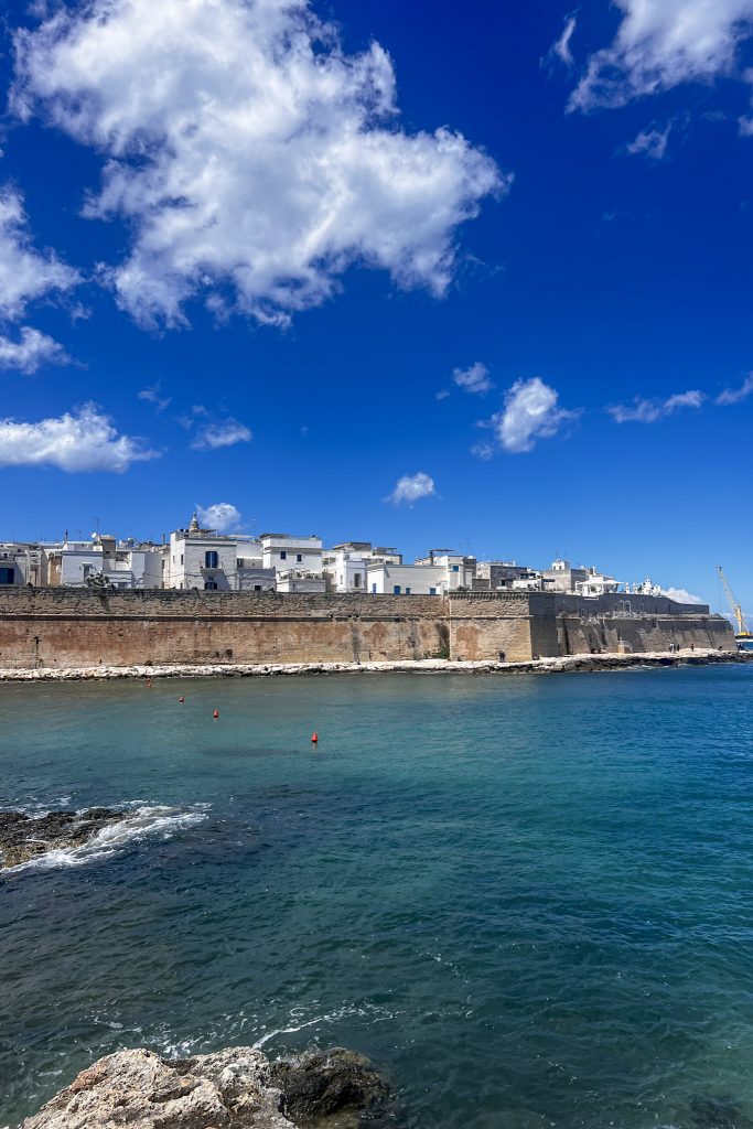 vue sur la ville historique de Monopoli, Pouilles, Italie
